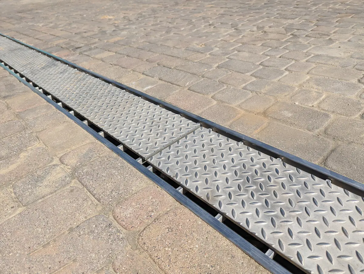 Ruostumattomasta teräksestä valmistettu viemärikanava uurretulla kannella puutarha-arkkitehtuuriin