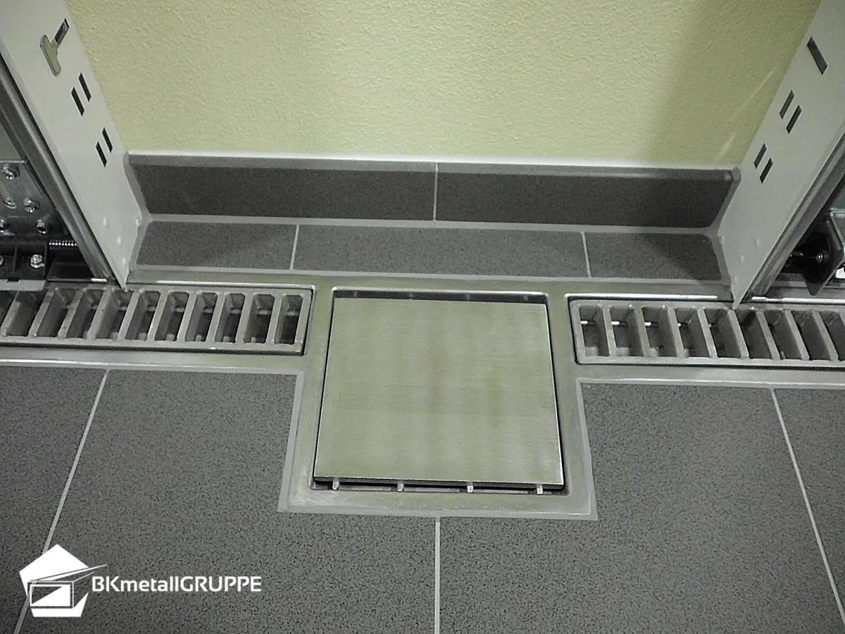 Autotallin viemäröintikanava tikaspäällisellä ja tuloaukko levykannella