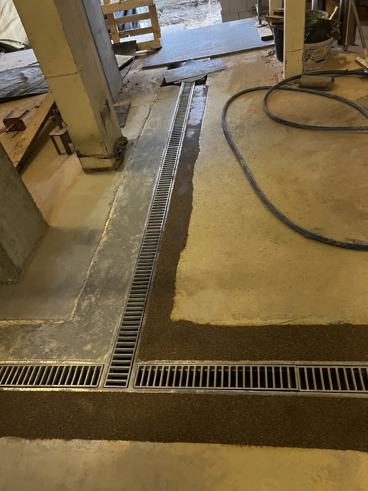 Viemärikanavan asennus tikaspeitteillä 25x8mm