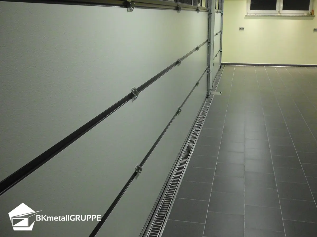 Viemärikouru tikasritilällä