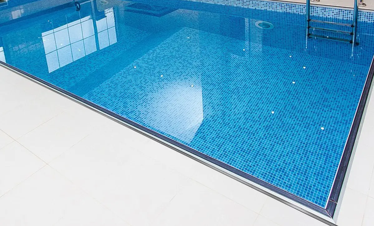 Ruostumaton teräsrailo-ojakouru uima-altaille ja vesipuistoille