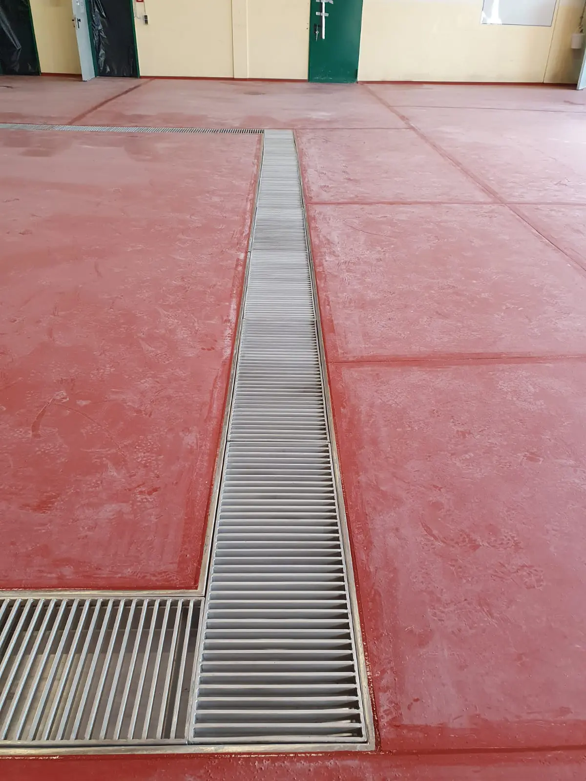 Teollinen viemärikanava tikaskannella