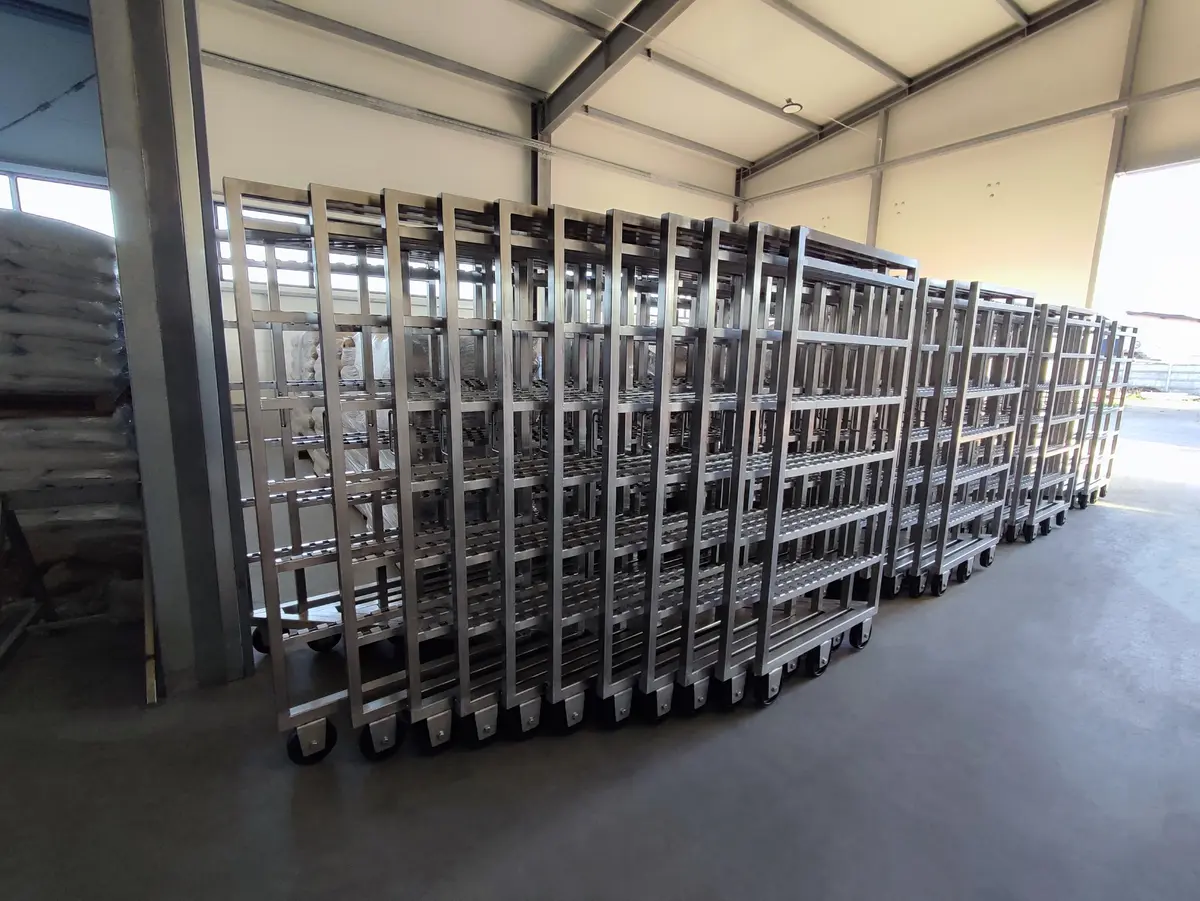 Savustusvaunut ruostumattomasta teräksestä