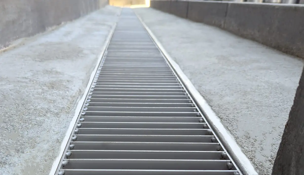 Ruostumattomasta teräksestä valmistettu viemärikanava tikaspäällisellä julkisille alueille